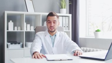 Doktor muayenehanede çalışıyor. Bir hastanede ya da klinikte profesyonel bir terapistin işyeri. Sağlık ve Tıp Konsepti.