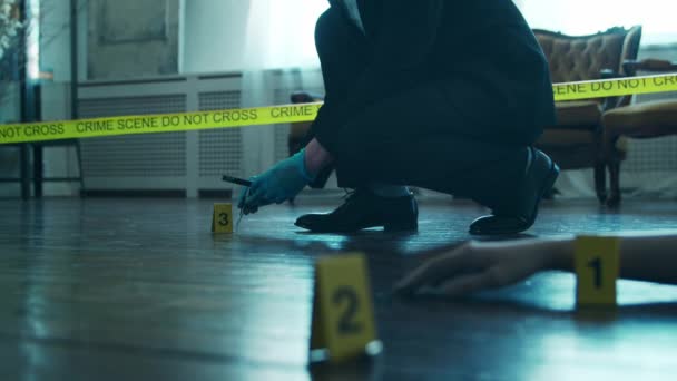 Detective Recogiendo Pruebas Una Escena Del Crimen Especialistas Forenses Haciendo — Vídeo de stock