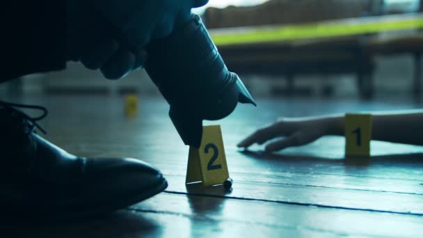犯罪現場で証拠を集める刑事 死んだ人の家で専門知識を作る法医学の専門家 警察官による殺人事件の捜査 — ストック動画