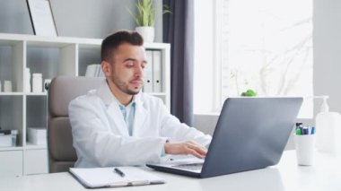 Doktor muayenehanede çalışıyor. Bir hastanede ya da klinikte profesyonel bir terapistin işyeri. Sağlık ve Tıp Konsepti.