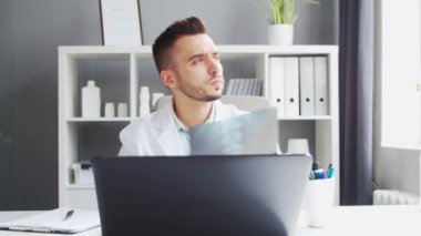 Doktor muayenehanede çalışıyor. Bir hastanede ya da klinikte profesyonel bir terapistin işyeri. Sağlık ve Tıp Konsepti.