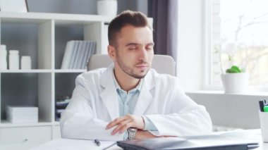 Doktor muayenehanede çalışıyor. Bir hastanede ya da klinikte profesyonel bir terapistin işyeri. Sağlık ve Tıp Konsepti.