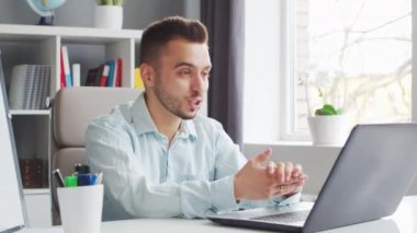 Genç Öğretmen evde bilgisayarın önünde otururken çevrimiçi ders veriyor. Profesyonel Okul Dersleri Öğretmeni 'nin İş Yeri. Uzaktan Eğitim ve Öğrenim Konsepti.