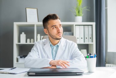 Doktor muayenehanede çalışıyor. Bir hastanede ya da klinikte profesyonel bir terapistin işyeri. Sağlık ve Tıp Konsepti.