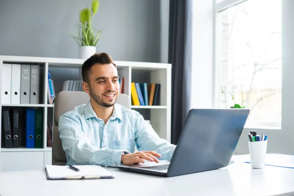 Young Man Trabaja Sentado Frente Una Computadora Casa Lugar Trabajo — Foto de Stock