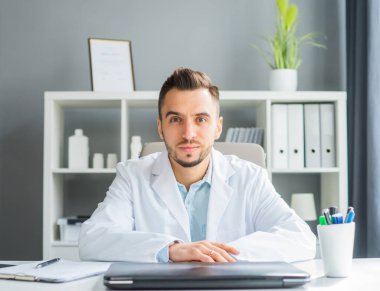 Doktor muayenehanede çalışıyor. Bir hastanede ya da klinikte profesyonel bir terapistin işyeri. Sağlık ve Tıp Konsepti.