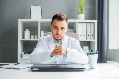 Doktor muayenehanede çalışıyor. Bir hastanede ya da klinikte profesyonel bir terapistin işyeri. Sağlık ve Tıp Konsepti.