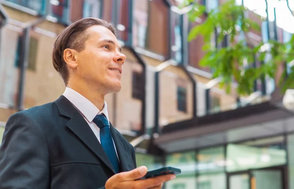 Homme Affaires Debout Devant Immeuble Bureaux Moderne Investisseur Financier Plein — Photo