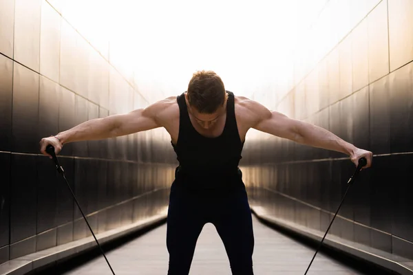 Young Muscular Man Doing Sports Sunset Entrenamiento Joven Atleta Fuerte —  Fotos de Stock