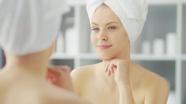 Jovem Está Sentada Frente Espelho Maquiagem Banheiro Aplicando Creme Para — Vídeo de Stock
