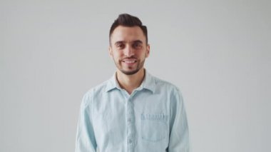 Genç Kafkas Brunet Sakallı Adam Açık Gri Arkaplan 'daki kameraya bakıyor. Stüdyo Erkek Yüz Portresi. Doğal Gün Işığı.