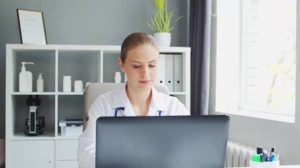 Doutor Trabalha Consultório Médico Mulher Casaco Branco Local Trabalho Uma — Vídeo de Stock