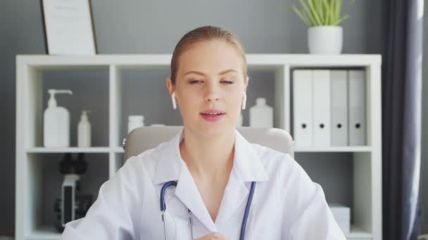 Docteur Travaille Bureau Médical Femme Manteau Blanc Lieu Travail Une — Video