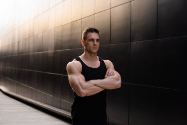 Sunset 'te spor yapan genç kaslı adam. Genç ve güçlü bir sporcunun eğitimi. Fitness ve Sağlıklı Yaşam Konsepti.