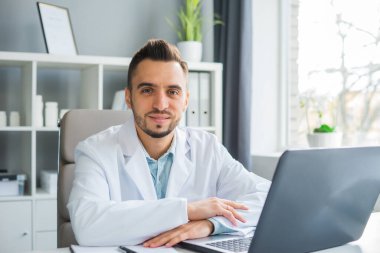 Doktor muayenehanede çalışıyor. Bir hastanede ya da klinikte profesyonel bir terapistin işyeri. Sağlık ve Tıp Konsepti.