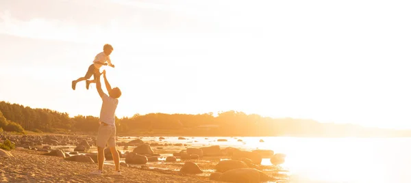 Pai Filho Feliz Família Amorosa Andando Livre Luz Pôr Sol — Fotografia de Stock