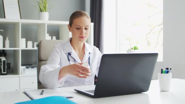 医生在医务室工作 穿白衣的女人医院或诊所的专业女性治疗师的工作场所 医疗及医疗的概念 — 图库视频影像