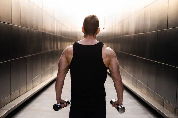 Young Muscular Man Doing Sports Sunset Entrenamiento Joven Atleta Fuerte —  Fotos de Stock