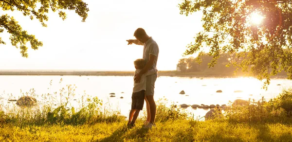 Pai Filho Feliz Família Amorosa Andando Livre Luz Pôr Sol — Fotografia de Stock