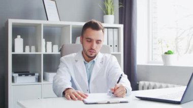 Doktor muayenehanede çalışıyor. Bir hastanede ya da klinikte profesyonel bir terapistin işyeri. Sağlık ve Tıp Konsepti.