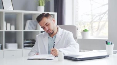 Doktor muayenehanede çalışıyor. Bir hastanede ya da klinikte profesyonel bir terapistin işyeri. Sağlık ve Tıp Konsepti.