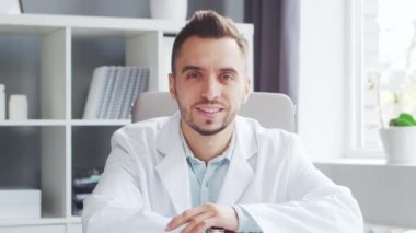 Doktor muayenehanede çalışıyor. Bir hastanede ya da klinikte profesyonel bir terapistin işyeri. Sağlık ve Tıp Konsepti.