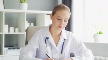 Doktor muayenehanede çalışıyor. Beyaz Önlüklü Kadın. Bir hastanede ya da klinikte profesyonel bir kadın terapistin işyeri. Sağlık ve Tıp Konsepti.