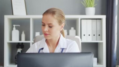 Doktor muayenehanede çalışıyor. Beyaz Önlüklü Kadın. Bir hastanede ya da klinikte profesyonel bir kadın terapistin işyeri. Sağlık ve Tıp Konsepti.