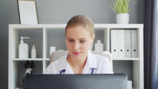 Doctor Trabaja Oficina Médica Mujer Capa Blanca Lugar Trabajo Una — Vídeos de Stock