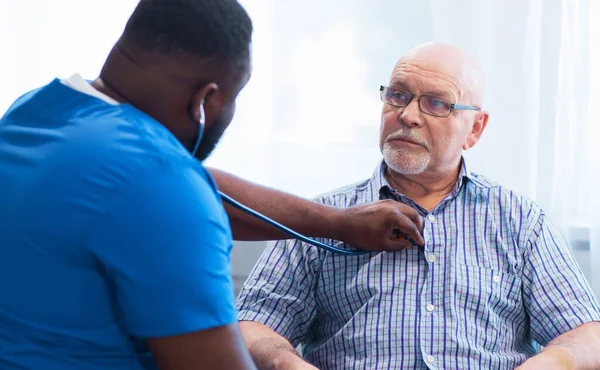 Ein Professioneller Arzt Hilft Einem Älteren Mann Mit Chronischen Krankheiten — Stockfoto