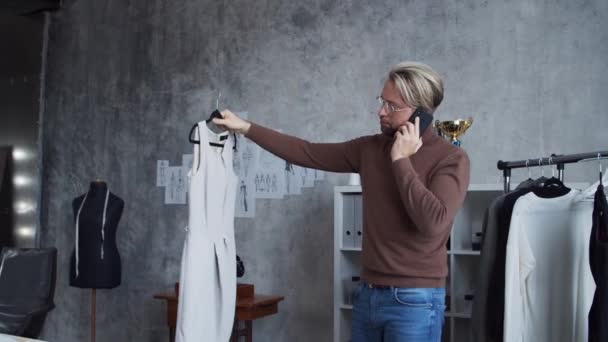 Arbeitsplatz Junger Und Talentierter Modedesigner Schneider Arbeitet Allein Stilvollem Loft — Stockvideo