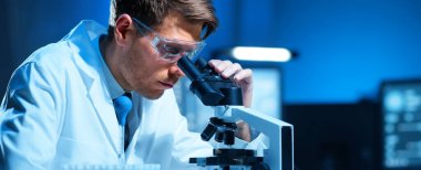 Modern Fütürist Laboratuvarında Maymun Çiçeği Araştırması Yapan Profesyonel Doktorlar. Klinik Hastanesi 'nde laboratuvar deneyleri. Bilim ve Tıp Konsepti.