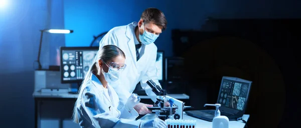 Professionele Artsen Doen Apenpokkenonderzoek Een Modern Futuristisch Laboratorium Laboratoriumexperimenten Het — Stockfoto