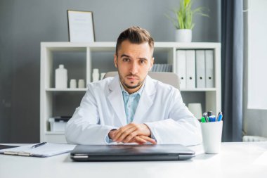 Doktor muayenehanede çalışıyor. Bir hastanede ya da klinikte profesyonel bir terapistin işyeri. Sağlık ve Tıp Konsepti.