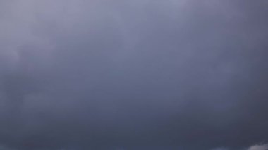 Cumulus Bulutları Mavi Gökyüzünde Yüksekte Uçan Zaman. Fırtınadan Önce Doğa. Hava Durumu, İklim Değişikliği ve Küresel Isınma kavramı.