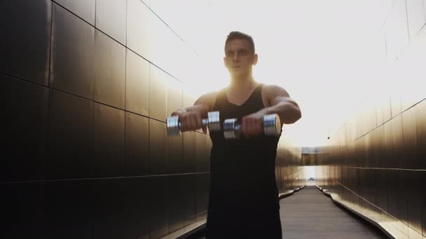 Jonge Gespierde Man Die Buiten Sport Doet Bij Zonsondergang Training — Stockvideo