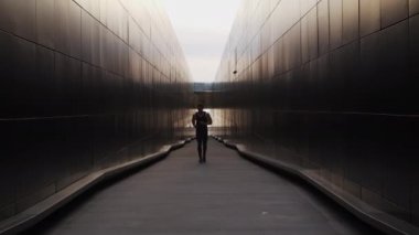 Sunset 'te spor yapan genç kaslı adam. Genç ve güçlü bir sporcunun eğitimi. Fitness ve Sağlıklı Yaşam Konsepti.