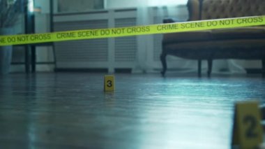 Bir Ölenler Evi 'nde Bir Olay Yeri İnceleme. Ölü adam, Polis Hattı, İpuçları ve Kanıtlar. Seri katil ve dedektif soruşturması kavramı.