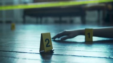 Bir Ölenler Evi 'nde Bir Olay Yeri İnceleme. Ölü adam, Polis Hattı, İpuçları ve Kanıtlar. Seri katil ve dedektif soruşturması kavramı.