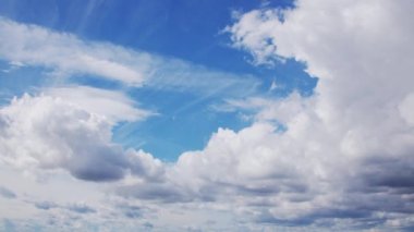 Cumulus Bulutları 'nın Güzel Mavi Gökyüzünde Yüksekte Uçtuğu Zaman. Fırtınadan Önce Doğa. Hava Durumu, İklim Değişikliği ve Küresel Isınma kavramı.