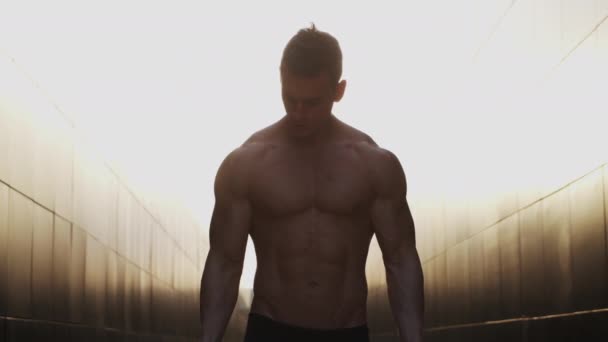 Ung Muskulös Man Gör Sport Utanför Vid Solnedgången Utbildning Ung — Stockvideo