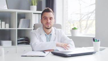 Doktor muayenehanede çalışıyor. Bir hastanede ya da klinikte profesyonel bir terapistin işyeri. Sağlık ve Tıp Konsepti.