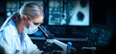 Modern Fütürist Laboratuvarında Maymun Çiçeği Araştırması Yapan Profesyonel Doktorlar. Klinik Hastanesi 'nde laboratuvar deneyleri. Bilim ve Tıp Konsepti.