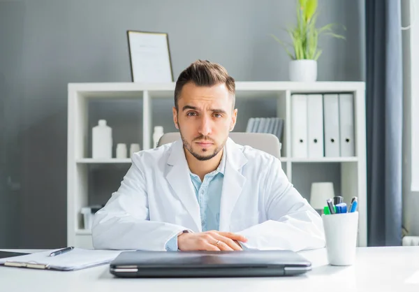 Docteur Travaille Bureau Médical Lieu Travail Thérapeute Professionnel Dans Hôpital — Photo