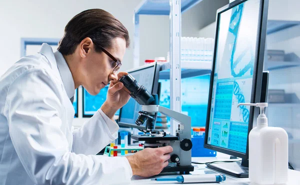 専門医現代の未来研究所で天然痘研究を行う 臨床病院での実験 科学と医学の概念 — ストック写真