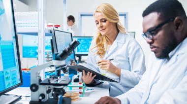 Modern Fütürist Laboratuvarında Maymun Çiçeği Araştırması Yapan Profesyonel Doktorlar. Klinik Hastanesi 'nde laboratuvar deneyleri. Bilim ve Tıp Konsepti.