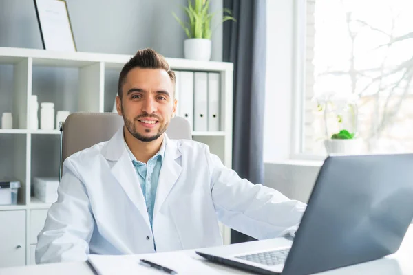 Docteur Travaille Bureau Médical Lieu Travail Thérapeute Professionnel Dans Hôpital — Photo