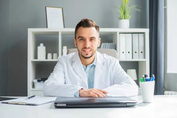 Docteur Travaille Bureau Médical Lieu Travail Thérapeute Professionnel Dans Hôpital — Photo