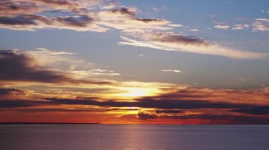 Sunset ve Cumulus Bulutları Güzel Mavi Gökyüzünde Uçuyor. Denizde Güneş Şafağı. Hava Durumu, İklim Değişikliği ve Küresel Isınma kavramı.