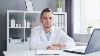 Doktor muayenehanede çalışıyor. Bir hastanede ya da klinikte profesyonel bir terapistin işyeri. Sağlık ve Tıp Konsepti.